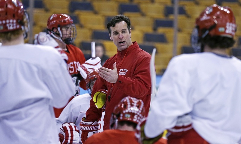 Trenér David Quinn ještě při tréninku univerzity z Bostonu.
