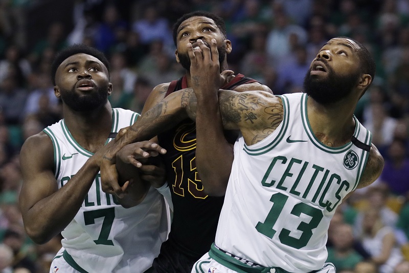 Basketbalisté Bostonu udrželi domácí neporazitelnost a od postupu do finále NBA je dělí už pouze jedno vítězství.