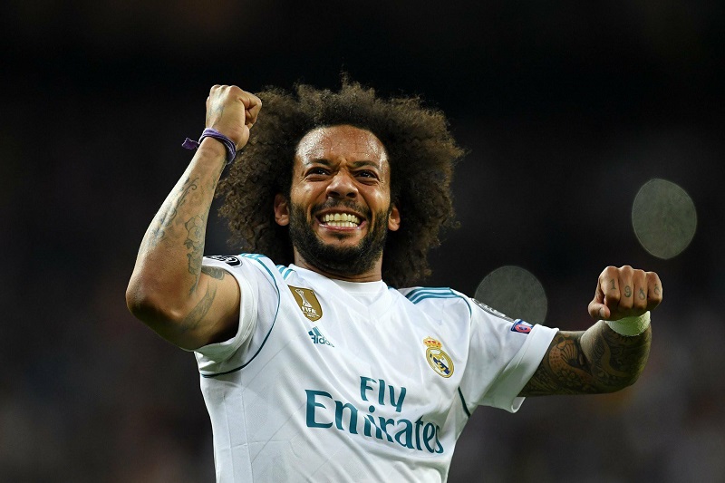 Brazilský fotbalista Marcelo zavítal do šatny svého syna a splnil populární hlavičkovou výzvu.