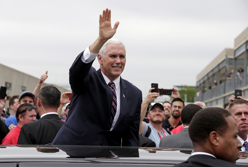 Americký viceprezident Mike Pence se stal terčem severokorejské kritiky.