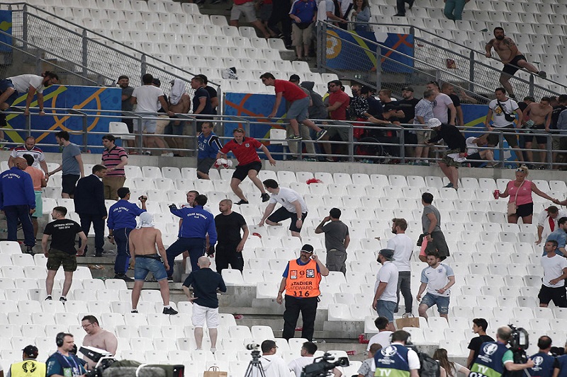 Angličtí chuligáni se hodlají na nadcházejícím fotbalovém šampionátu pomstít ruským fanouškům.