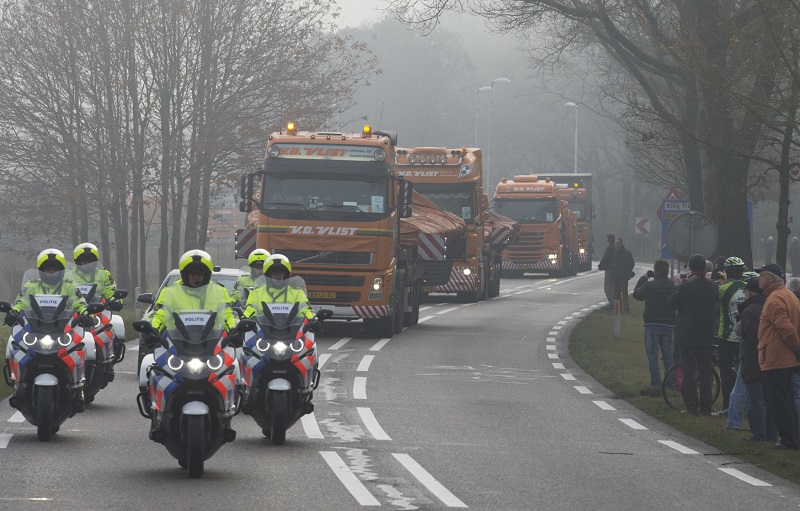 Nákladní automobily odvážejí trosky letadla MH17, které bylo v roce 2014 sestřeleno nad Ukrajinou.