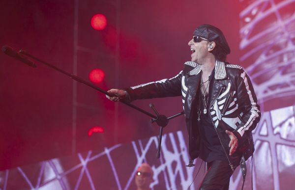 Lídr skupiny Scorpions Klaus Meine během koncertu.