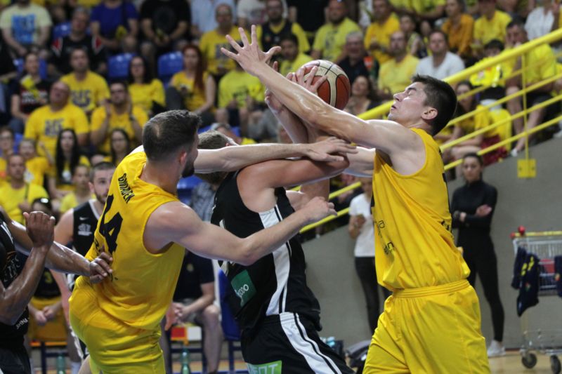 Basketbalisté Nymburka v zápase o prvenství v nejvyšší české soutěži. 