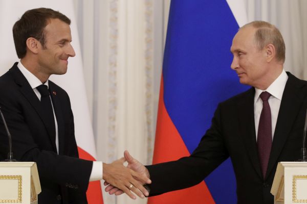 Francouzský prezident Emmanuel Macron (vlevo) a ruský prezident Vladimir Putin (vpravo).