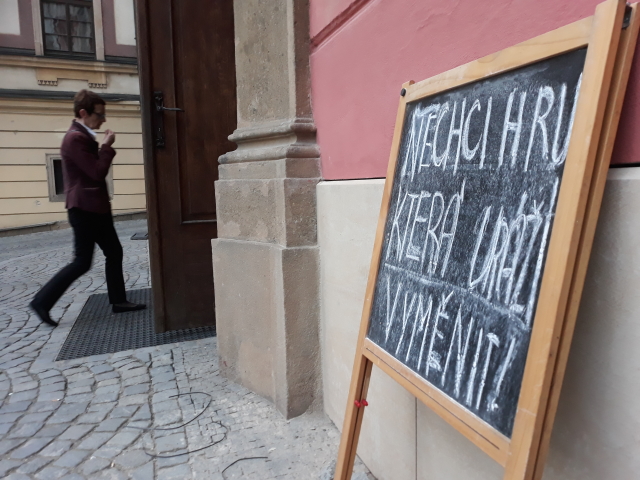 U divadla se objevila tabule s vyjádřením nesouhlasu s uvedením hry.