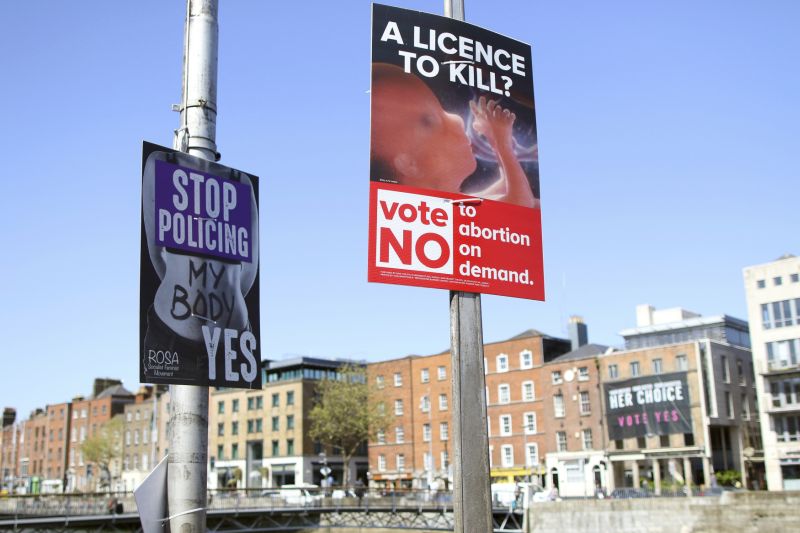 Plakáty pro a proti potratům, Dublin.