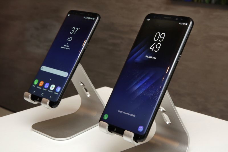 Samsung S8 (vlevo) a S8 Plus. Samsung S8 (vlevo) a S8 Plus.