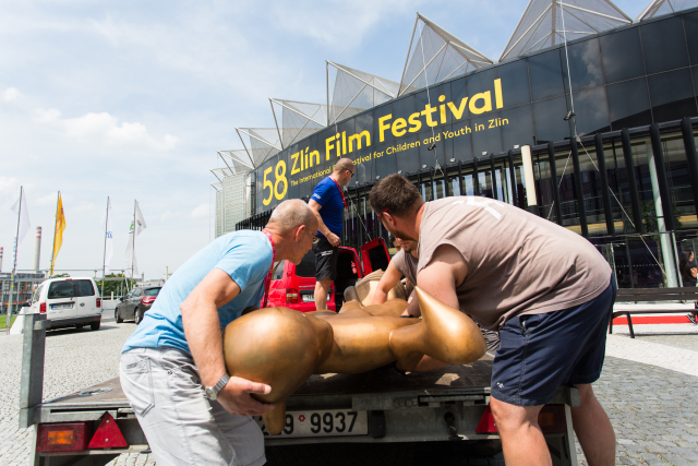 Před kongresovým centrem ve Zlíně stavěli 24. května sochu festivalového střevíčku, symbol zlínského filmového festivalu pro děti a mládež.