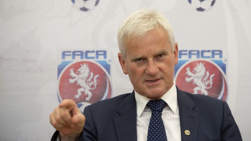 Předseda komise rozhodčích Michal Listkiewicz. Předseda komise rozhodčích Michal Listkiewicz.