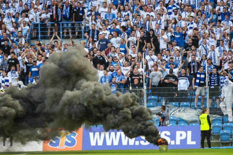 Fanoušci Lechu Poznaň jsou svými výtržnostmi nechvalně proslulí. Fanoušci Lechu Poznaň jsou svými výtržnostmi nechvalně proslulí.