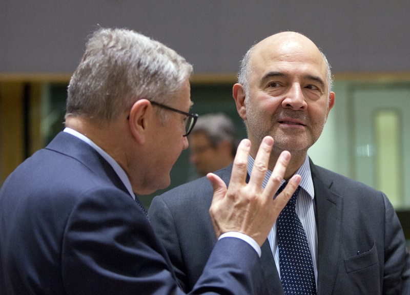 Pierre Moscovici (čelem) v debatě s Klausem Reglingem.