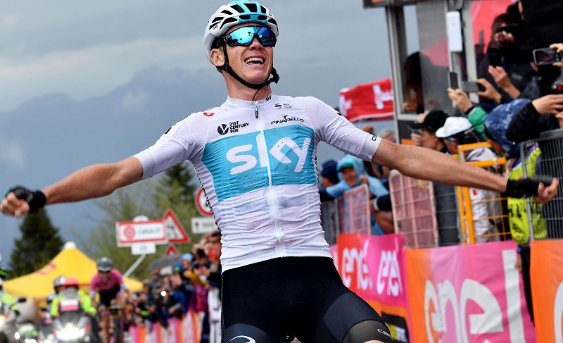 Froome se raduje z vítězství ve 14. etapě.
