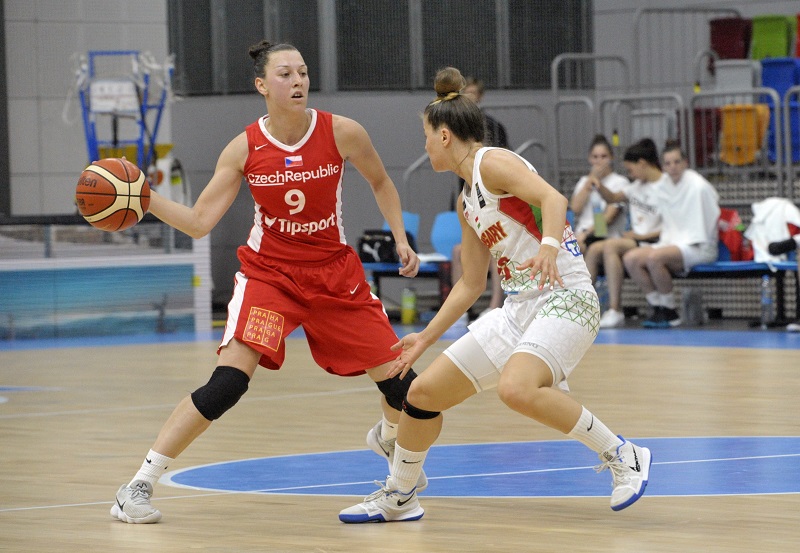 Lenka Bartáková (vlavo) v souboji s maďarskou hráčkou. Lenka Bartáková (vlavo) v souboji s maďarskou hráčkou.
