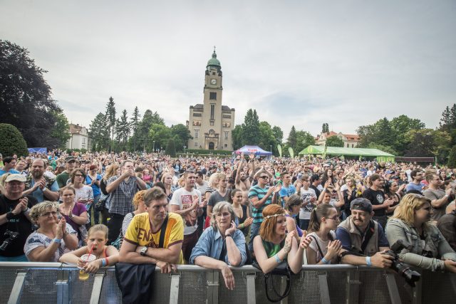 Atmosféra druhého dne festivalu Mezi ploty v areálu Psychiatrické léčebny v Bohnicích v Praze 29. května 2016.