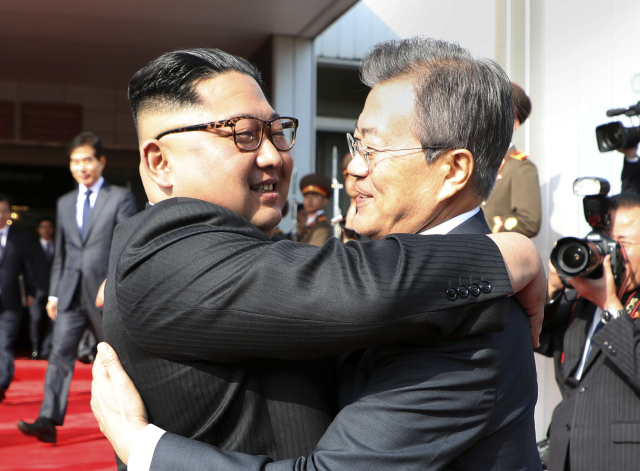 Vůdce KLDR (vlevo) se setkal s jihokorejským prezidentem.