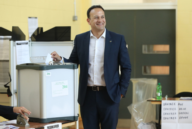 Irský premiér Leo Varadkar hlasuje v referendu.