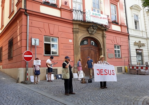 Skupina protestujících před vstupem do Divadla Husa na provázku.