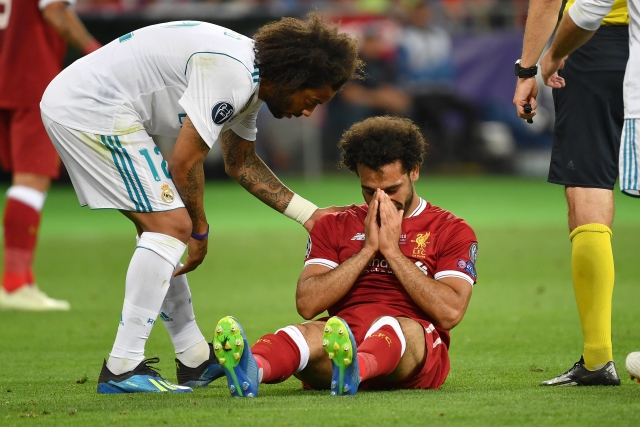 Smutný Mo Salah po srážce s Ramosem. Smutný Mo Salah po srážce s Ramosem.