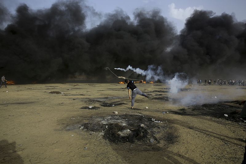 Na snímku z 25. května jsou protestující Palestinci v Pásmu Gazy.