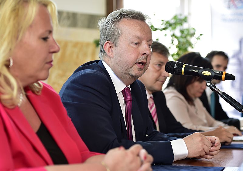 Místopředseda hnutí ANO a ministr životního prostředí Richard Brabec (na snímku uprostřed).
