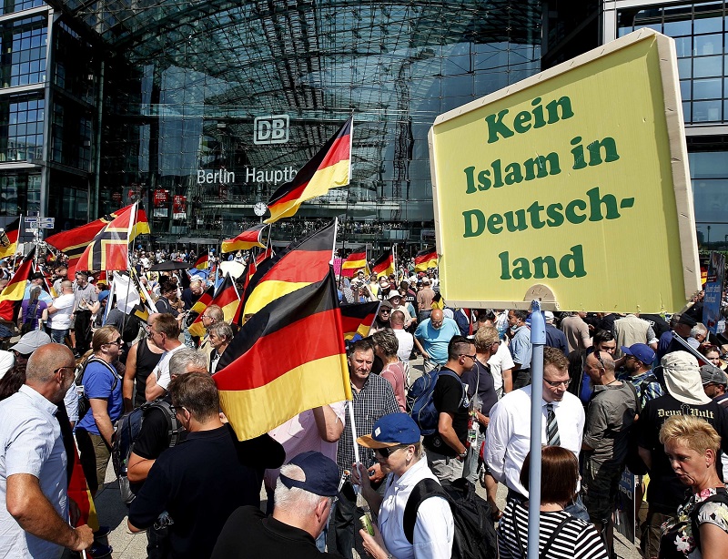 Ulice Berlína zaplavili příznivci i odpůrci opoziční strany AfD.