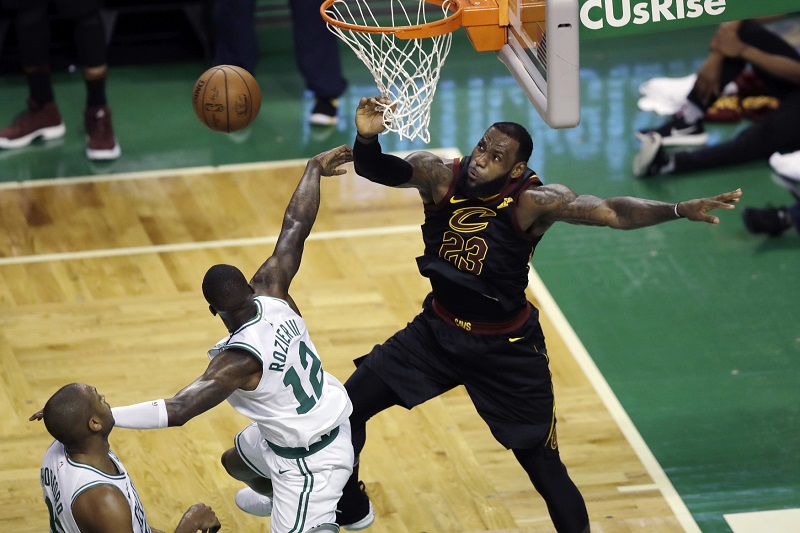 Basketbalisté Clevelandu zvládli rozhodující sedmý zápas v Bostonu a počtvrté v řadě postupují do finále NBA.