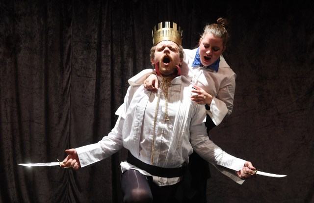 Snímek ze hry Kabaret nahatý Shakespeare.