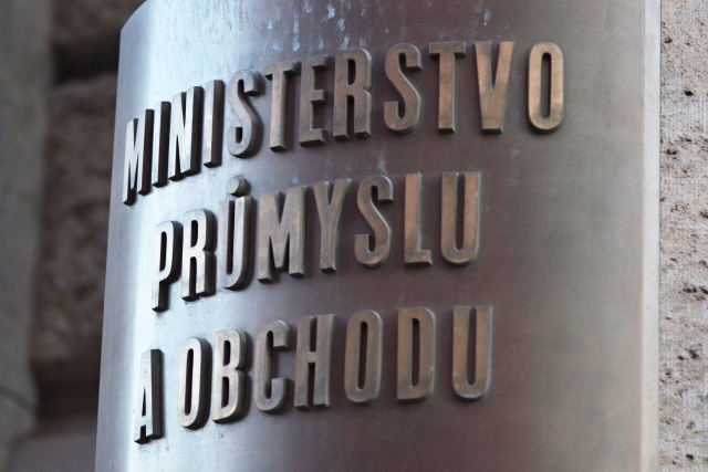 Cedule ministerstva průmyslu a obchodu v Praze.