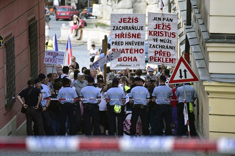 Protesty proti inscenaci.
