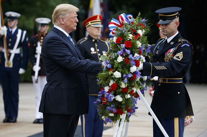 Prezident Donald Trump pokládá věnec na Arlingtonském národním hřbitově. 