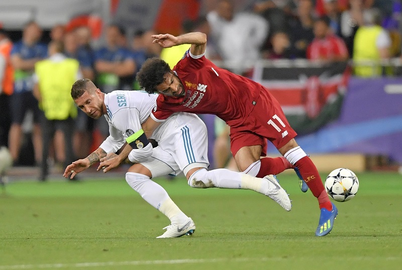 Sergio Ramos a Mohamed Salah během inkriminované situace.