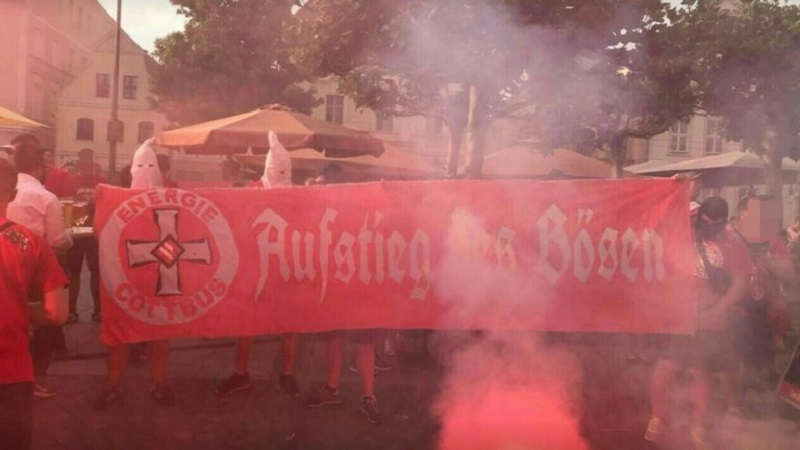 Fanoušci Chotěbuzi slavili postup v kápích Ku-klux-klanu.