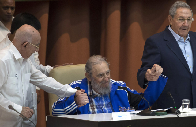 Fidel Castro (uprostřed), Raúl Castro (vpravo) a José Ramón Machado Ventura (vlevo).
