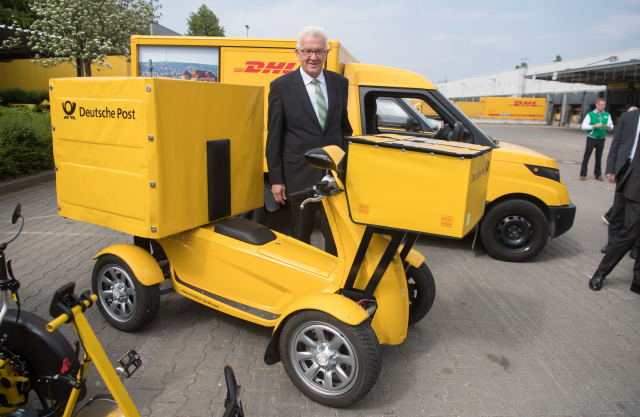 Ministerský předseda německé spolkové země Bádensko-Württembersko Winfried Kretschmann s elektromobily StreetScooter. 