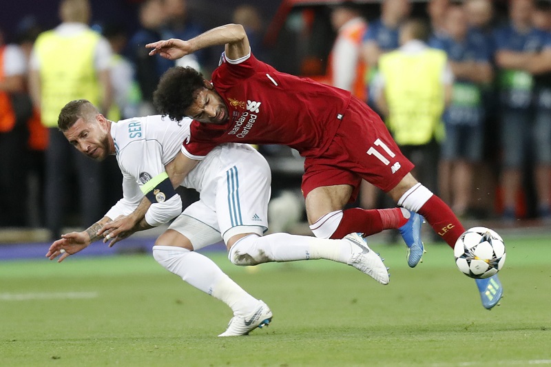 Fotbaloví fanoušci podepisují na internetu petici, kterou žádají o dodatečné potrestání madridského kapitána Sergia Ramose.