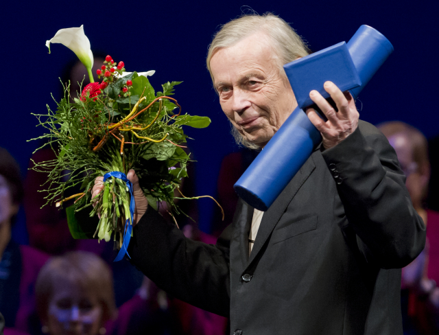 Rytířem české kultury se v pražském Divadle na Vinohradech evangelický duchovní a politický vězeň komunistického režimu Svatopluk Karásek. Rytířem české kultury se v pražském Divadle na Vinohradech evangelický duchovní a politický vězeň komunistického režimu Svatopluk Karásek.