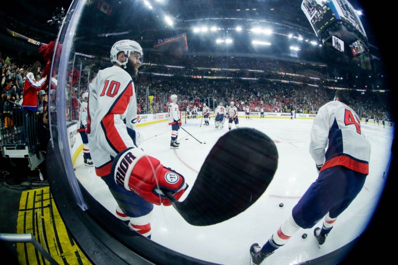 Brett Connolly při rozbruslení před prvním zápasem s Vegas Knights. 