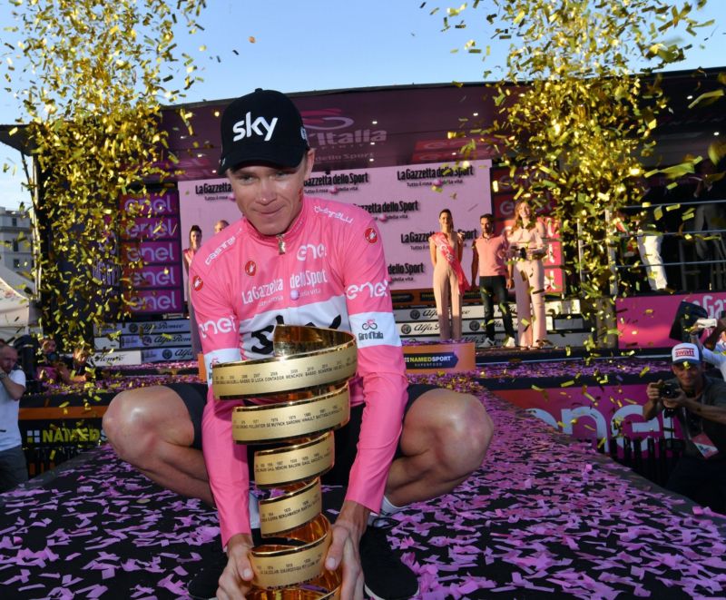 Cyklista Chris Froome po vítězství na Giru. 