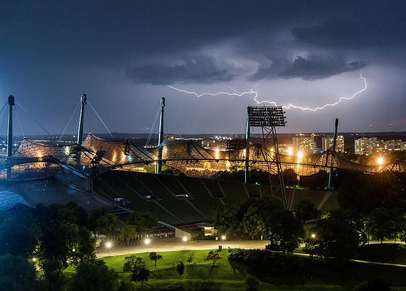 Blesk nad olympijským stadionem v Mnichově.