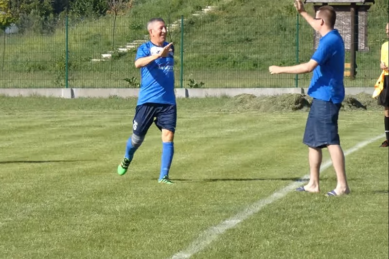 Jedenasedmdesátiletý fotbalista Bogdan Glabicki dokázal vstřelit branku, kterou pomohl k vysoké výhře svého týmu.
