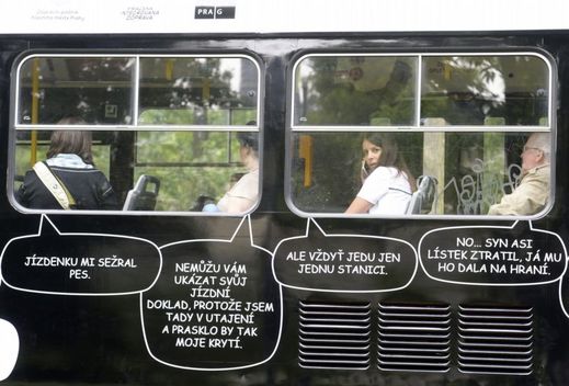 Tramvaje jsou polepené výmluvami černých pasažérů. Tramvaje jsou polepené výmluvami černých pasažérů.