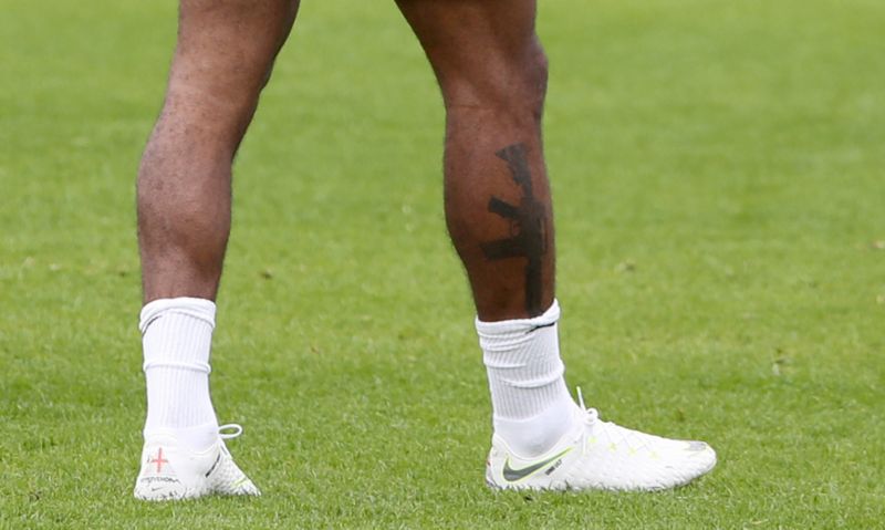 Raheem Sterling odmítá jakoukoliv náklonnost ke zbraním. Raheem Sterling odmítá jakoukoliv náklonnost ke zbraním.