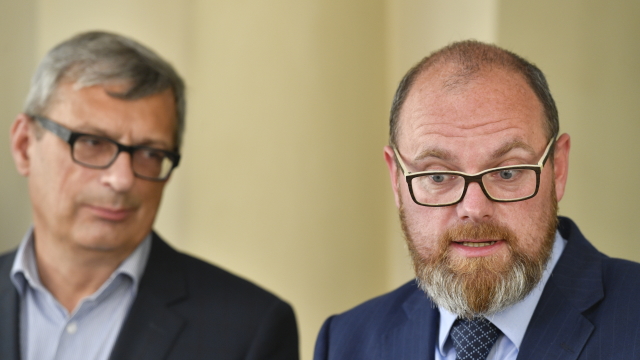 Minstr školství Robert Plaga (vravo).