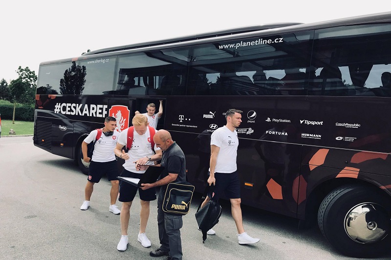 Fotbalisté české reprezentace dorazili na soustředění do Rakouska. Fotbalisté české reprezentace dorazili na soustředění do Rakouska.