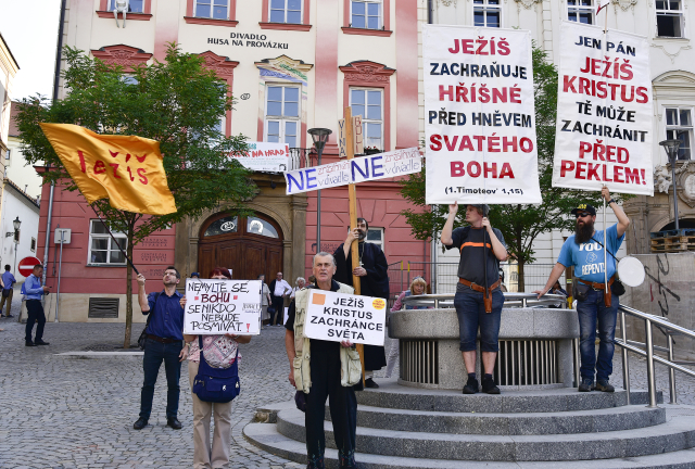 Aktivisté protestující proti uvedení hry Vaše násilí a naše násilí v Brně.