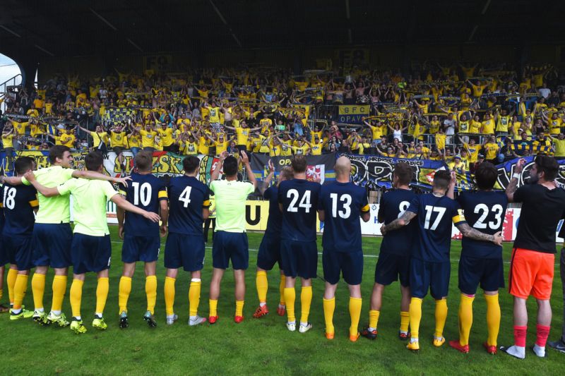 Fotbalisté Opavy se radují se svými fanoušky z postupu do nejvyšší soutěže (ilustrační foto). Fotbalisté Opavy se radují se svými fanoušky z postupu do nejvyšší soutěže (ilustrační foto).