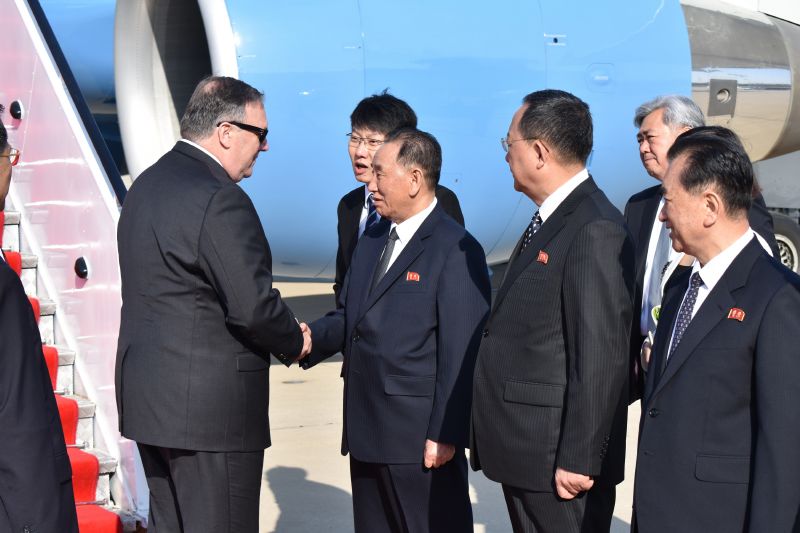 Mike POmpeo (vlevo) a emisar KLDR Kim Jong-čchol. Mike POmpeo (vlevo) a emisar KLDR Kim Jong-čchol.