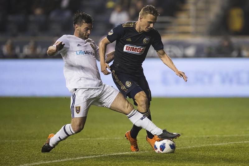 Český záložník Bořek Dočkal pomohl Philadelphii k další výhře. V utkání proti Chicagu proměnil penaltu a připsal si dvě gólové přihrávky. Český záložník Bořek Dočkal pomohl Philadelphii k další výhře. V utkání proti Chicagu proměnil penaltu a připsal si dvě gólové přihrávky.