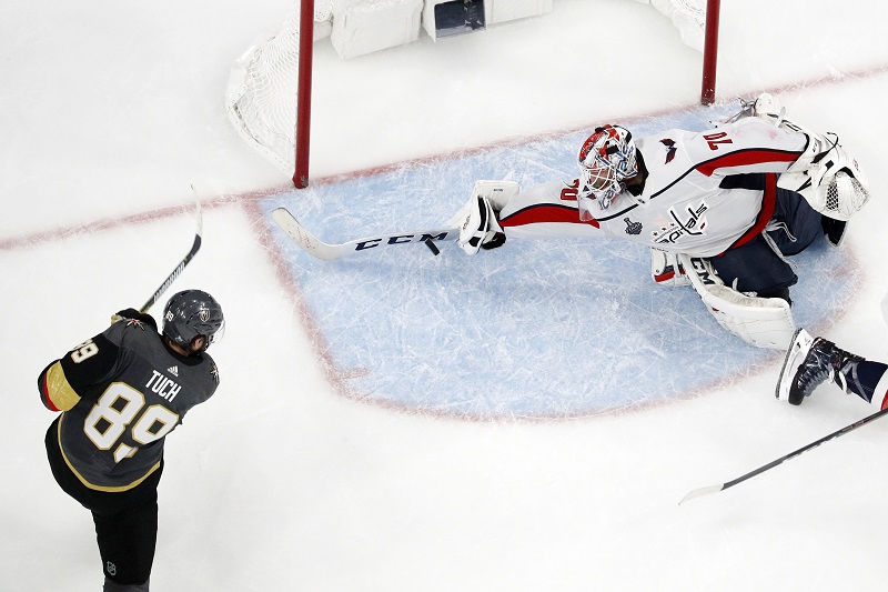 Brankář Capitals Braden Holtby předvedl v druhém finálovém utkání NHL fantastický zákrok, když hokejkou zabránil jistému gólu. Brankář Capitals Braden Holtby předvedl v druhém finálovém utkání NHL fantastický zákrok, když hokejkou zabránil jistému gólu.